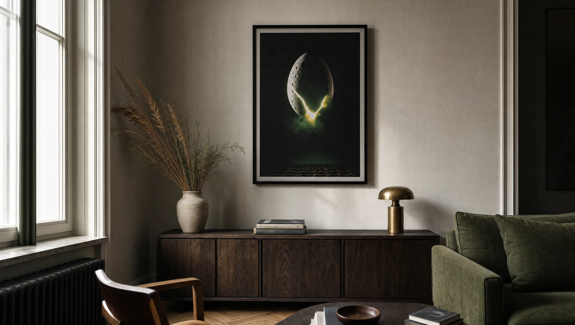 Gerahmtes Alien Movie Poster über einem dunklen Sideboard in einem ruhigen Wohnraum