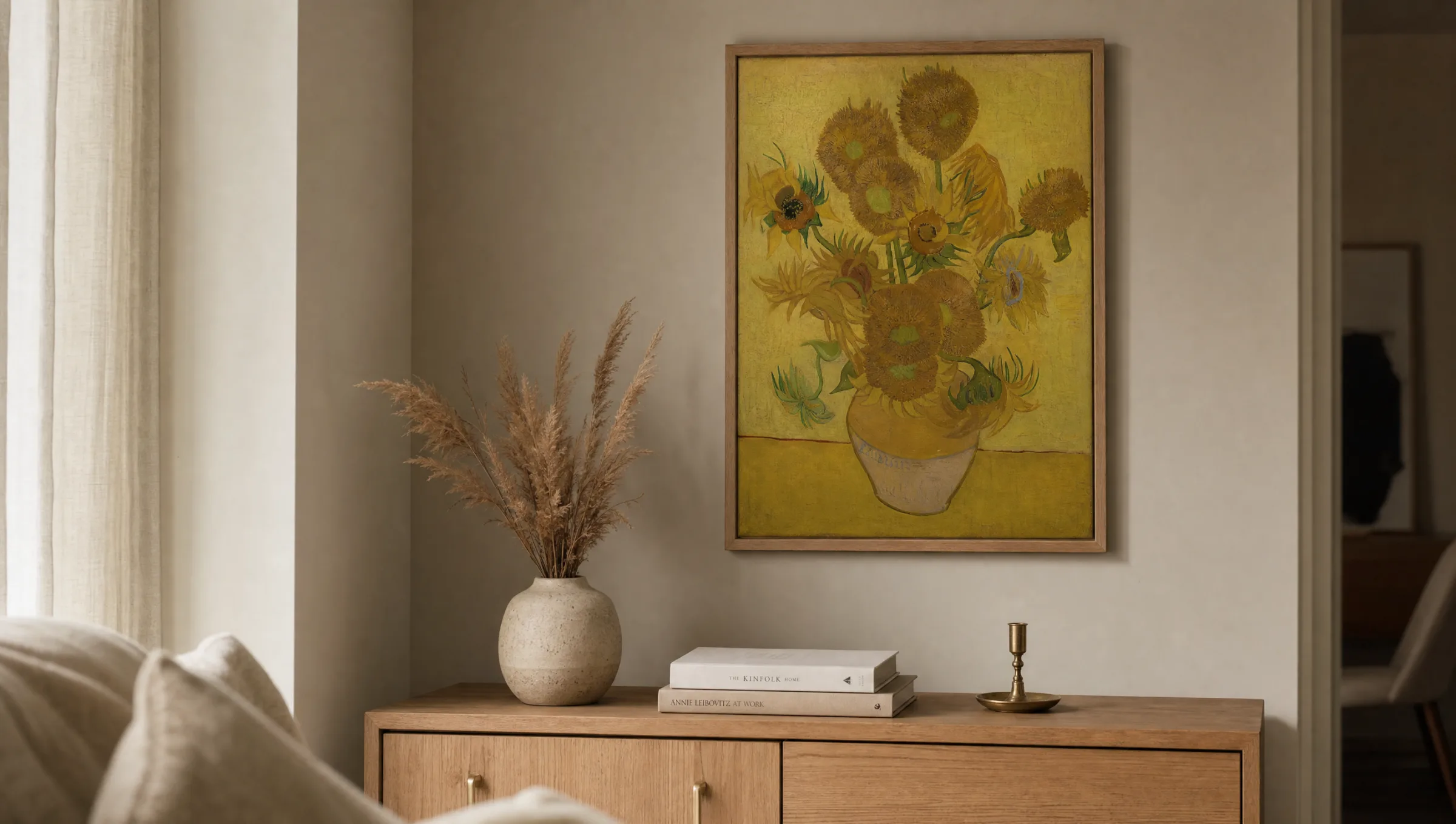Reproduktion des Bildes Van Gogh Sonnenblumen über einem hellen Sideboard im Wohnzimmer