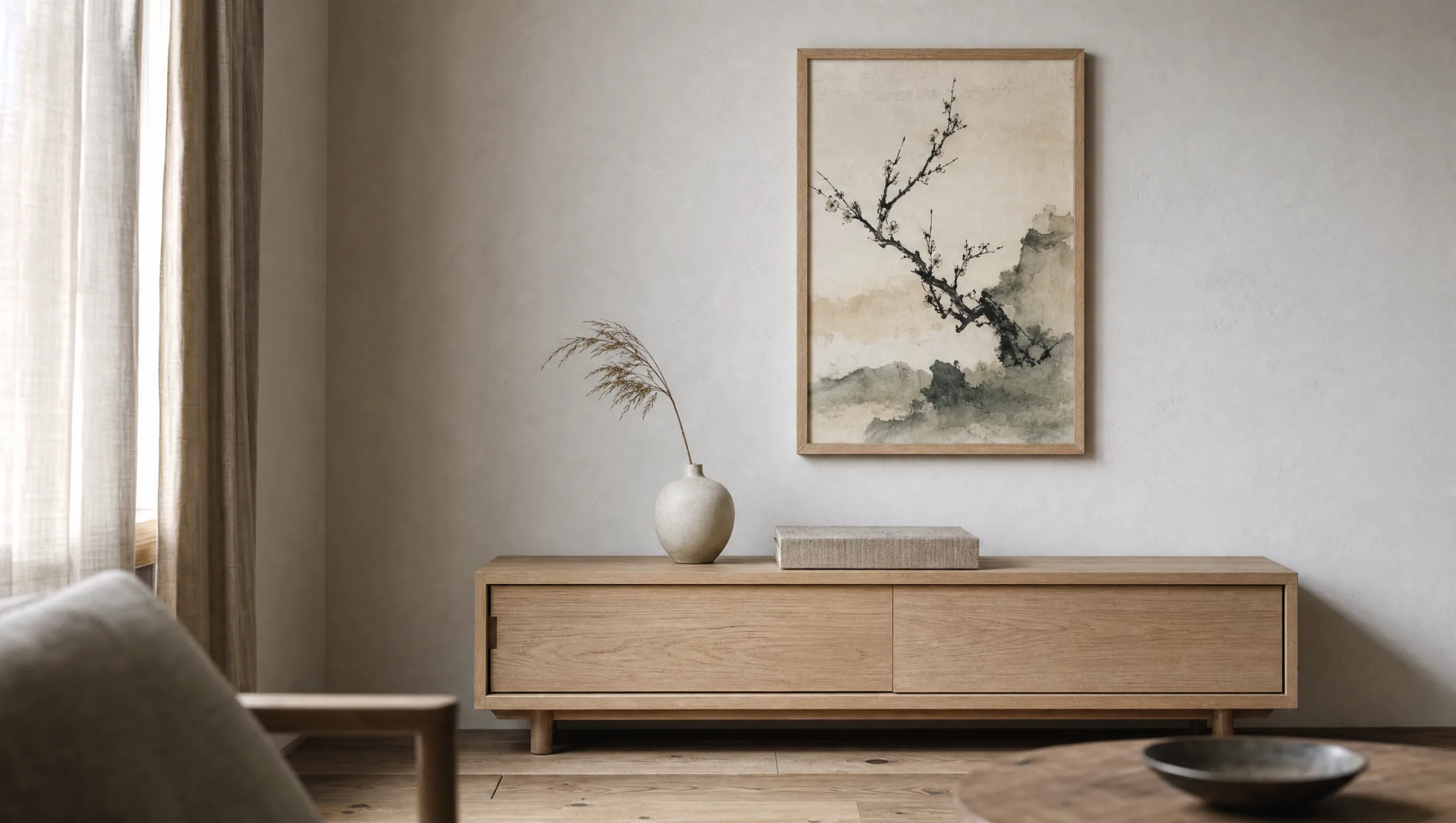 Wohnraum mit gerahmtem Kunstdruck japanischer Malerei über einer Holzkommode