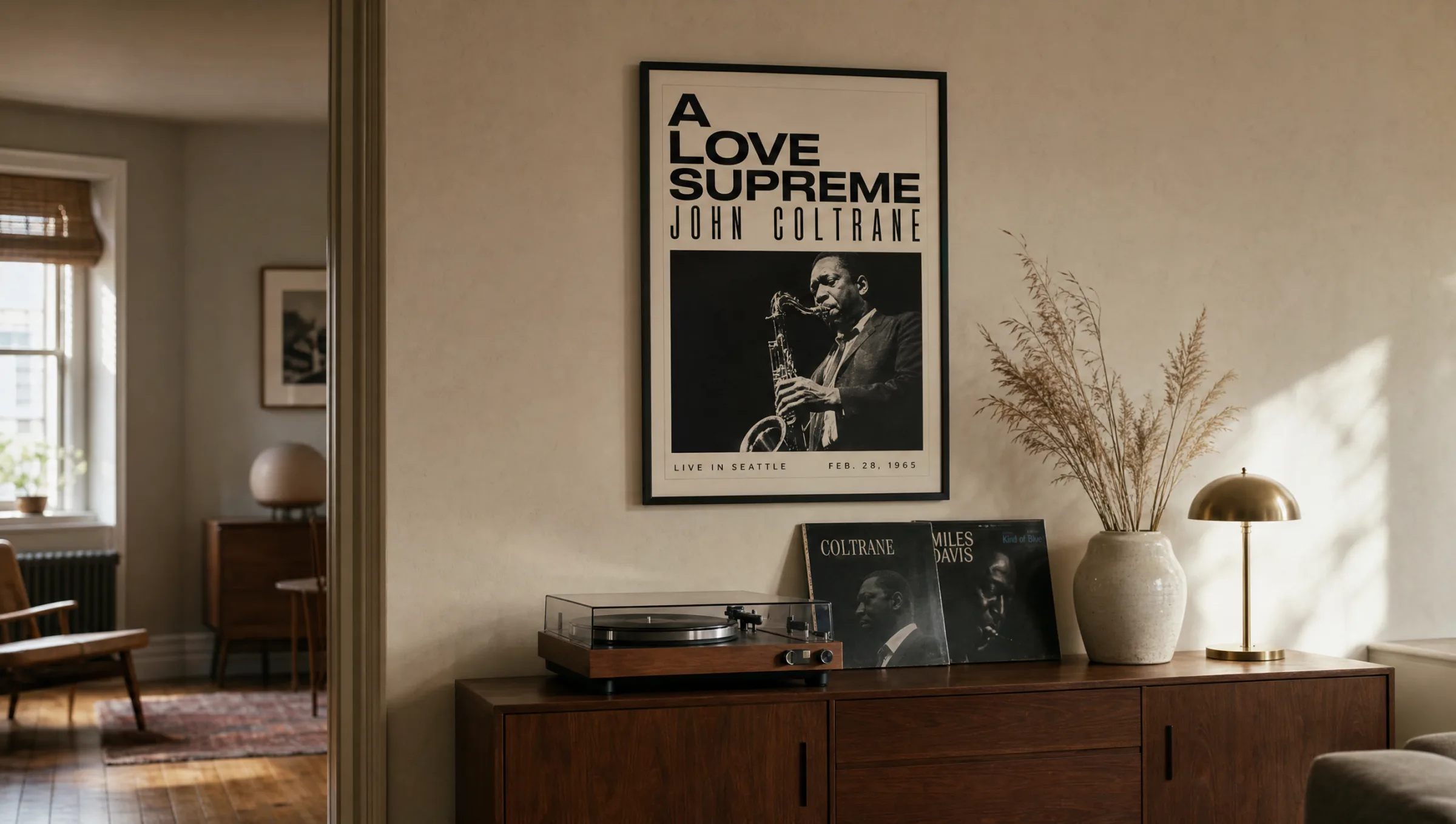 Wohnzimmer mit gerahmtem Jazz Poster über einem Sideboard mit Plattenspieler