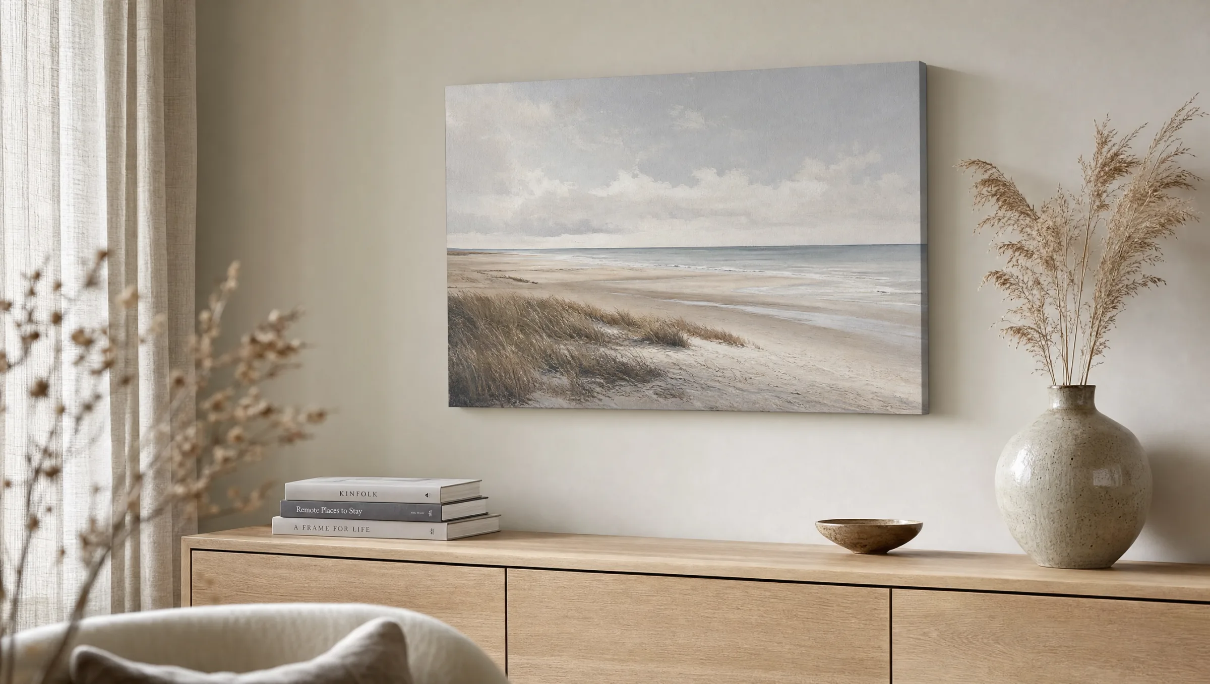 Leinwand 60x40 im Querformat über einem hellen Sideboard in einem ruhig eingerichteten Wohnzimmer