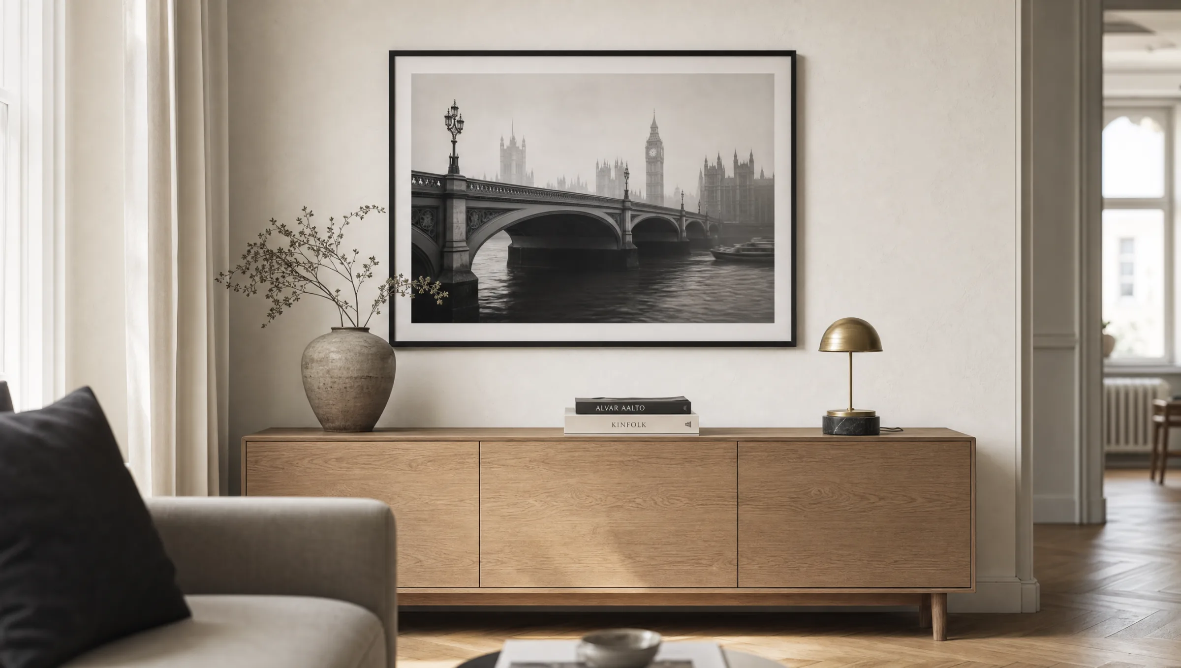 Wohnzimmerwand mit gerahmter London Poster Art über einem Sideboard aus Eichenholz