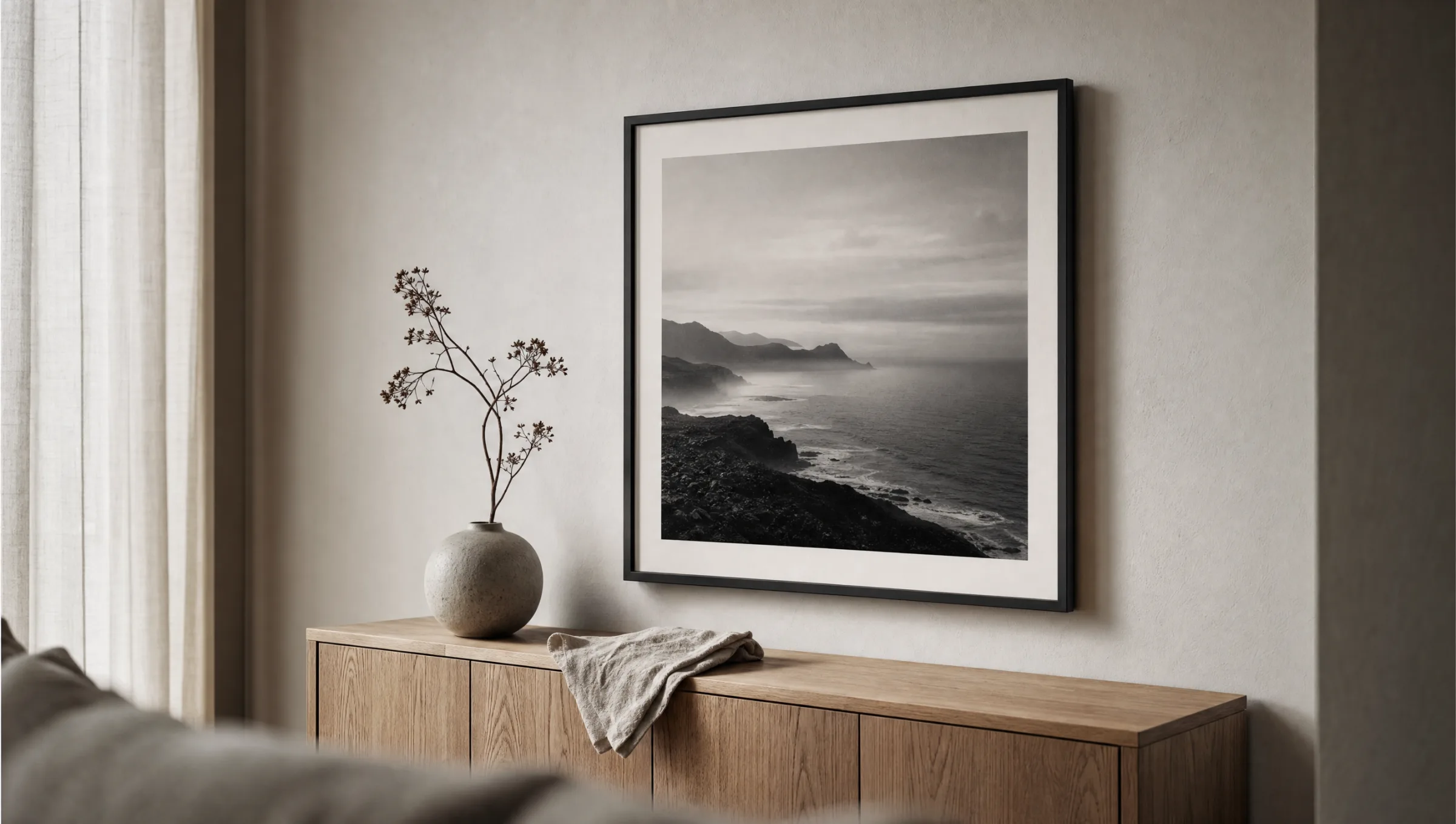 Wohnzimmerwand mit gerahmtem schwarz weiß fotografie poster über einer Holzkommode